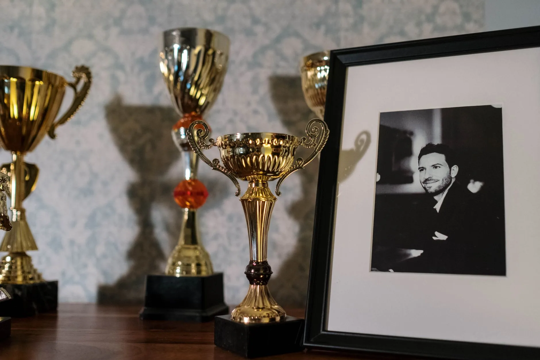 Sahne ışıkları altında sinema ödülü kupası