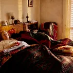 Aile evinde yaşlı bir yakına bakım veren kişiler