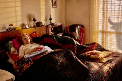 Aile evinde yaşlı bir yakına bakım veren kişiler