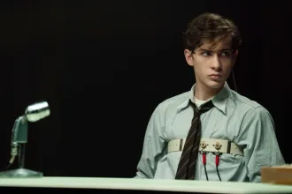 Karanlık atmosferde psikolojik gerilim filmi hissi veren sinema sahnesi