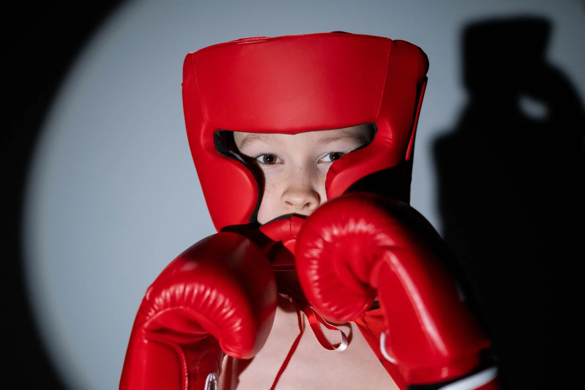 Spot ışıkları altındaki boks ringi