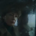 Winter of the Crow filmindeki Soğuk Savaş atmosferini yansıtan karlı şehir sokağı
