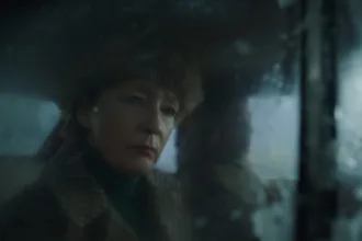 Winter of the Crow filmindeki Soğuk Savaş atmosferini yansıtan karlı şehir sokağı
