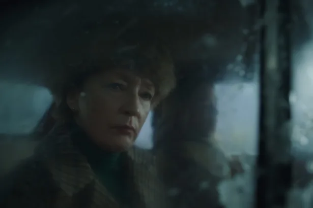 Winter of the Crow filmindeki Soğuk Savaş atmosferini yansıtan karlı şehir sokağı