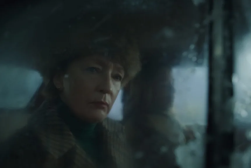 Winter of the Crow filmindeki Soğuk Savaş atmosferini yansıtan karlı şehir sokağı