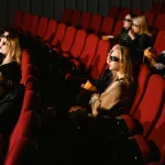 Yaz sezonunda sinema salonunda film izleyen izleyiciler