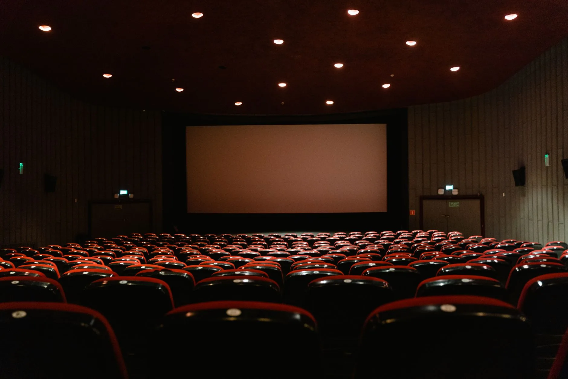 Karanlık salonda boş sinema perdesi