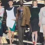 2027 ilkbahar sezonunda hafif kumaşları ve farklı siluetleri temsil eden moda podyumu