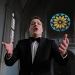 Çağdaş opera sahnesinde performans sergileyen şarkıcılar