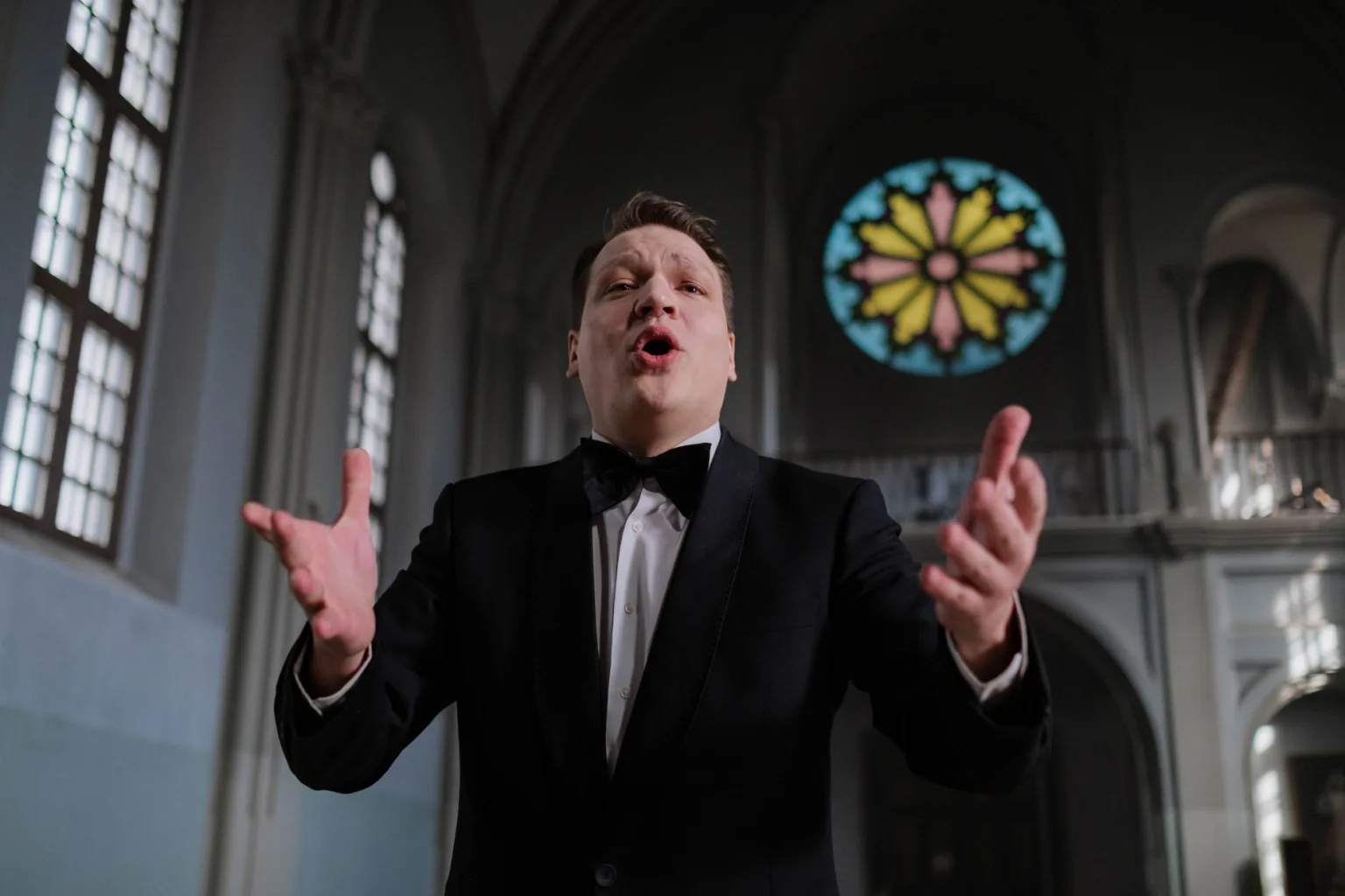 Çağdaş opera sahnesinde performans sergileyen şarkıcılar