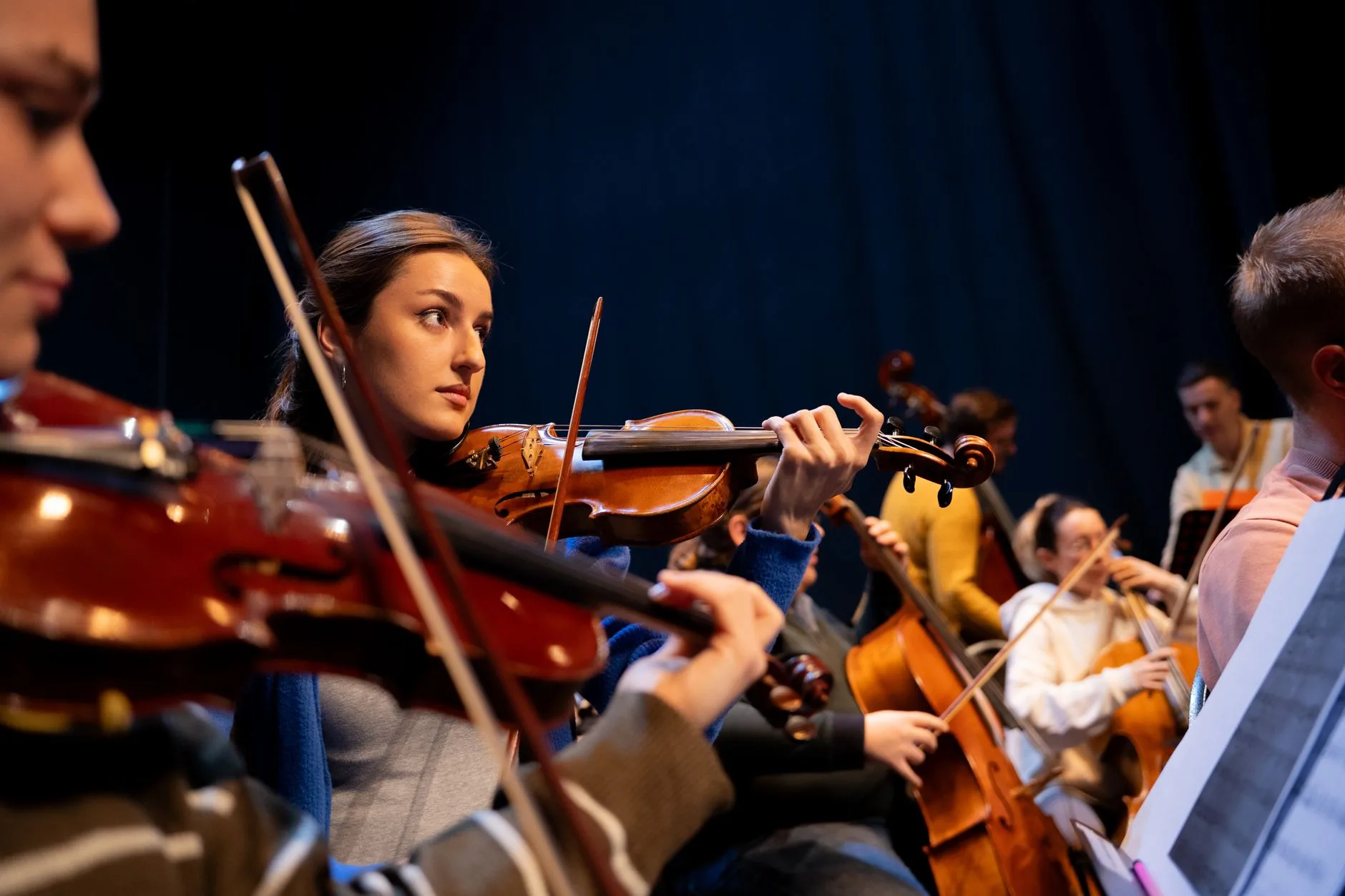 Sahnede performans sergileyen oda orkestrası müzisyenleri