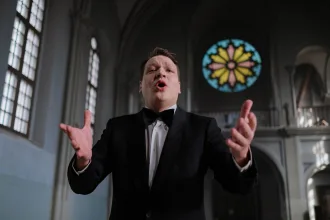 Çağdaş opera sahnesinde performans sergileyen şarkıcılar