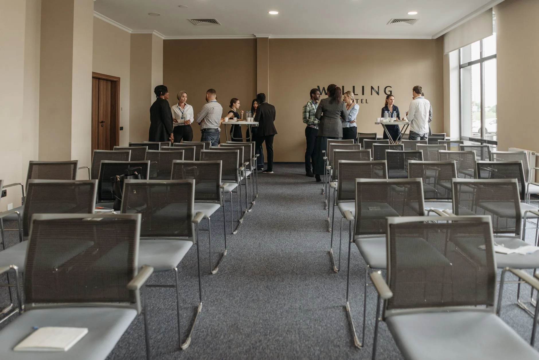 Otel toplantı salonunda tartışan uzmanlar