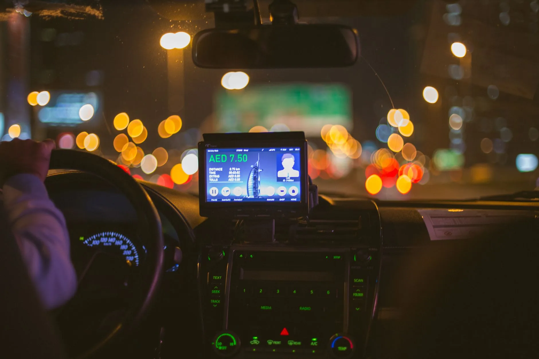 Gece şehir trafiğinde araç kullanan taksi şoförü