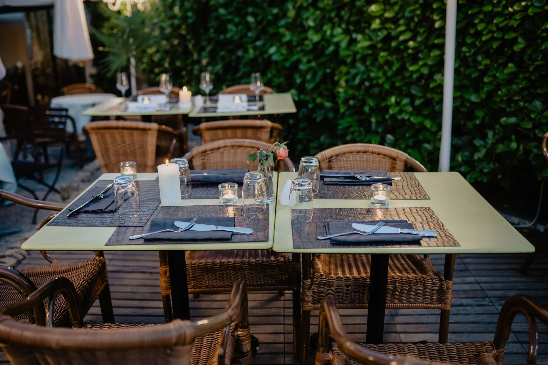 Kör randevu buluşmasını çağrıştıran restoran masası