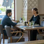 Restoranda kör randevu için karşılıklı konuşan iki kişi