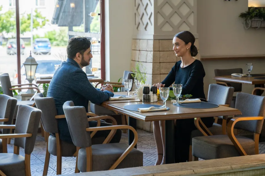 Restoranda kör randevu için karşılıklı konuşan iki kişi