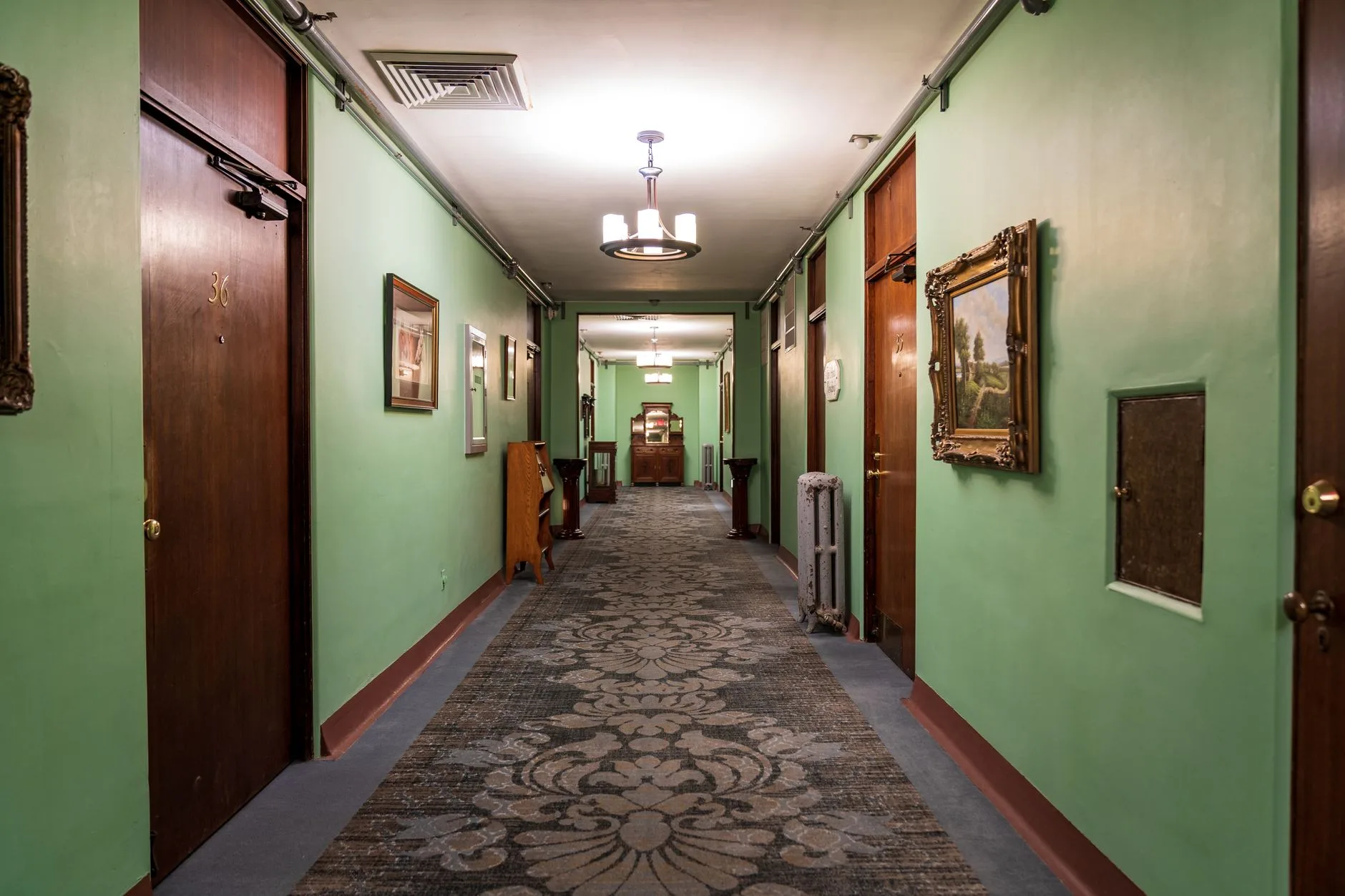 Tekinsiz atmosferli eski bir otel koridoru