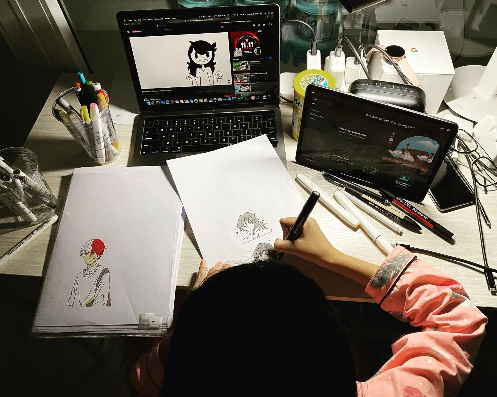2D animasyon çizimleri hazırlanan çalışma masası