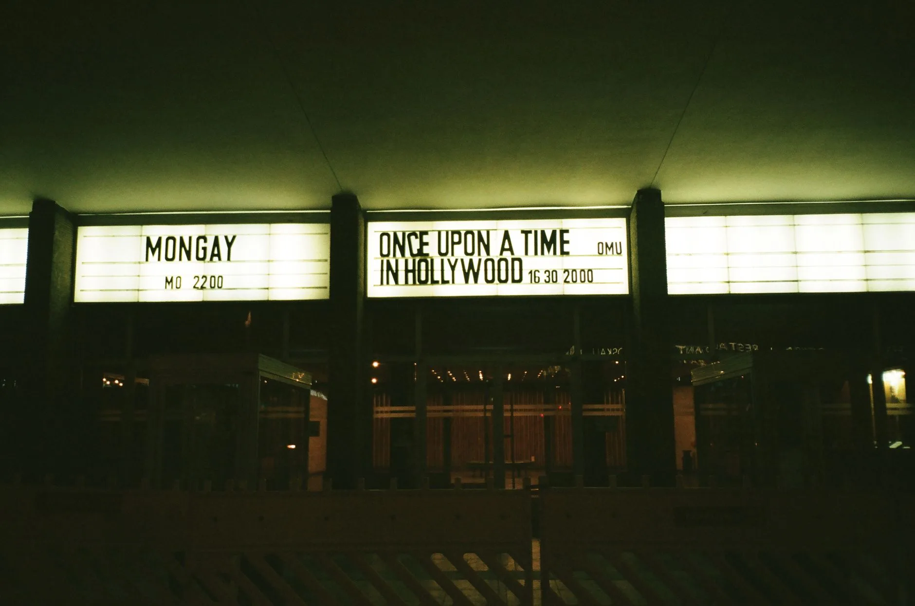 Gece aydınlatılmış sinema salonu girişi