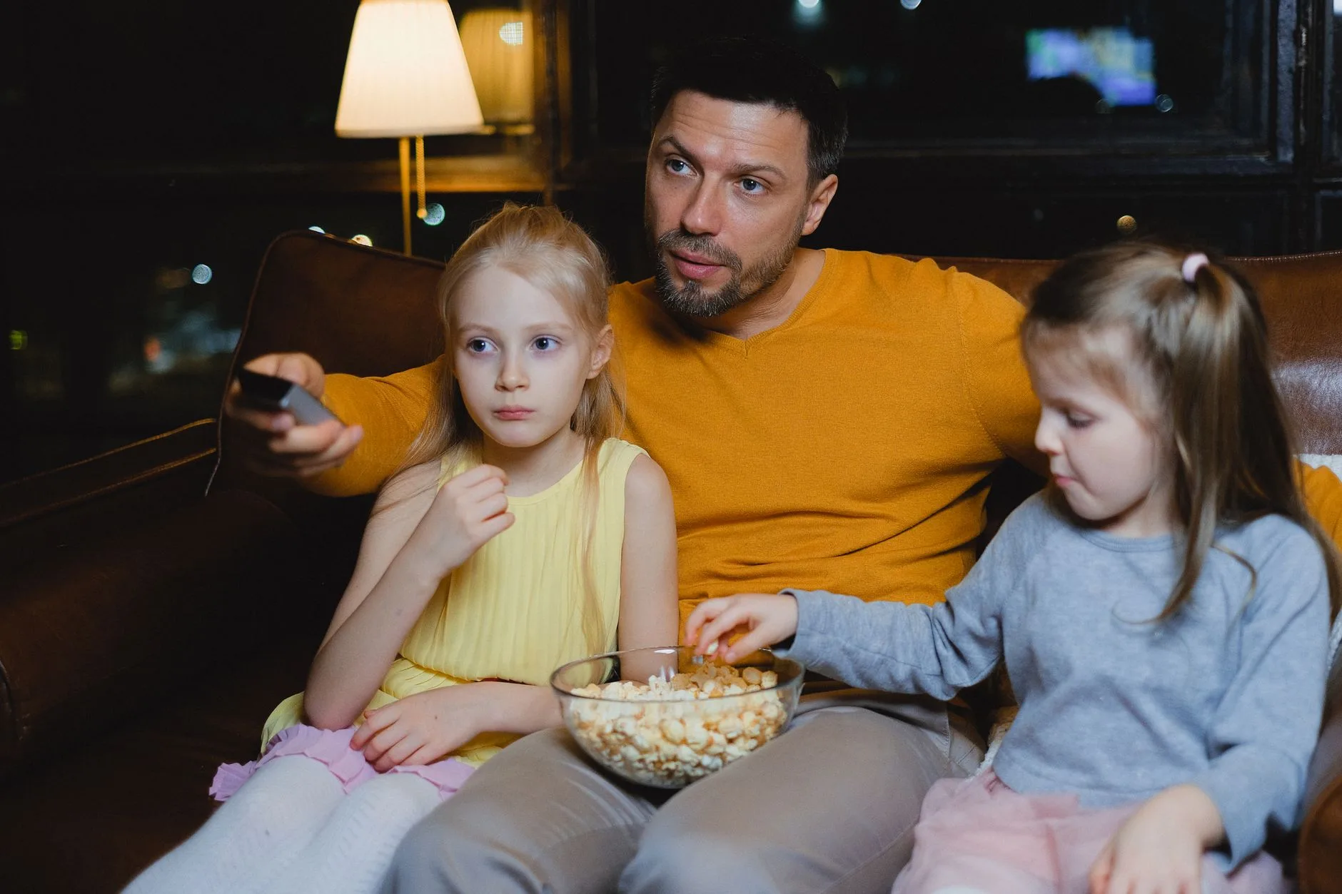 Gece televizyon izleyen bir aile