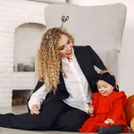 Televizyon ekranında izlenen vampir temalı bir yapım