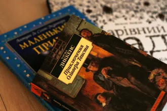Farklı dillerden çevrilmiş kitapların bir masa üzerindeki görünümü
