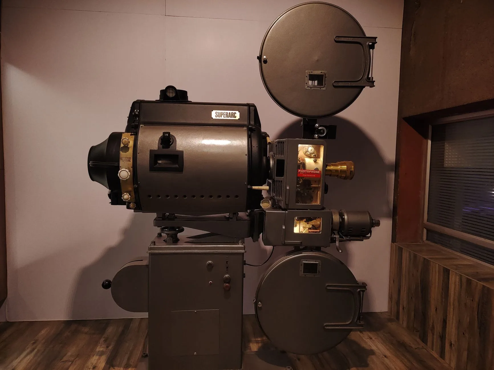 Eski bir sinema salonunda sessiz film projektörü