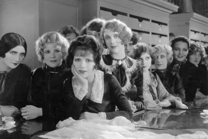 Sessiz sinema dönemini çağrıştıran vintage film salonu
