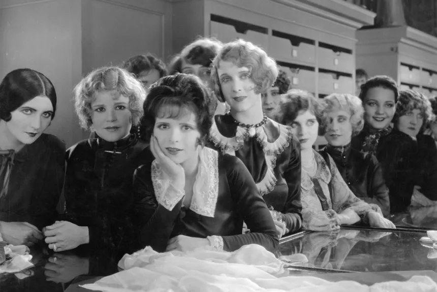 Sessiz sinema dönemini çağrıştıran vintage film salonu