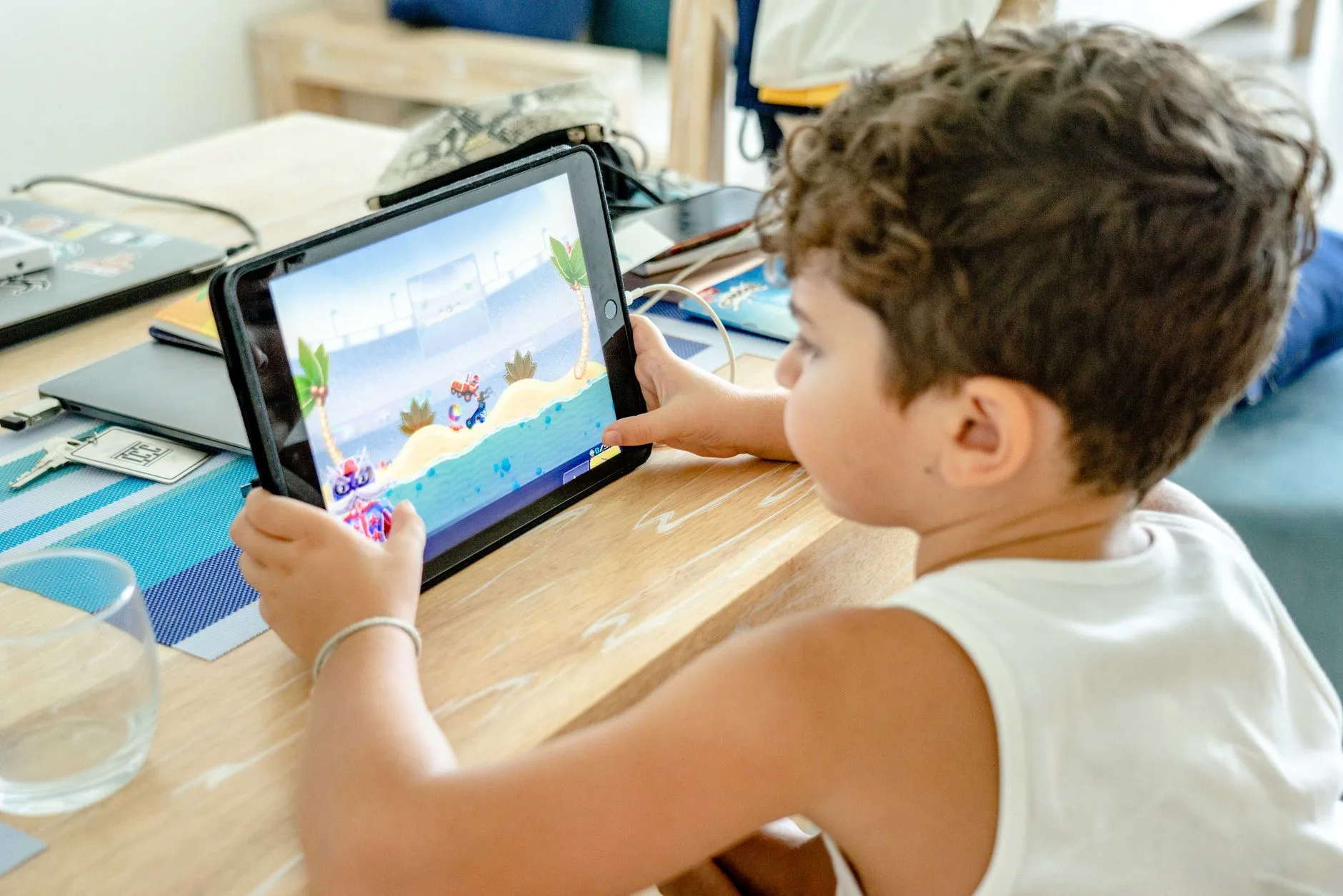Tablette oyun oynayan çocuk