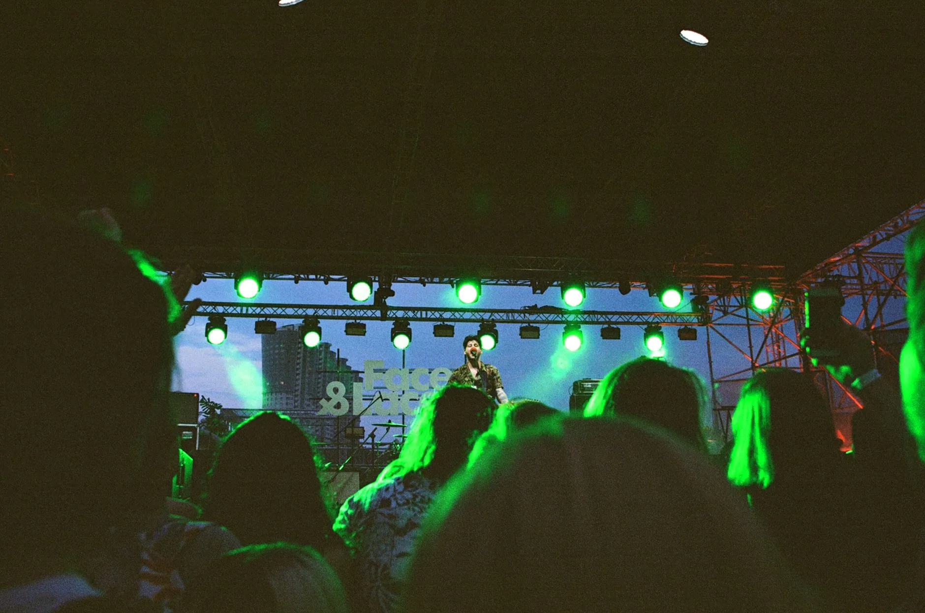 Film festivali kapsamında sahnede müzik performansı