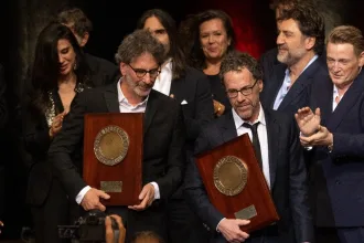 Film festivalinde ödül töreni sırasında sahnedeki sinemacılar