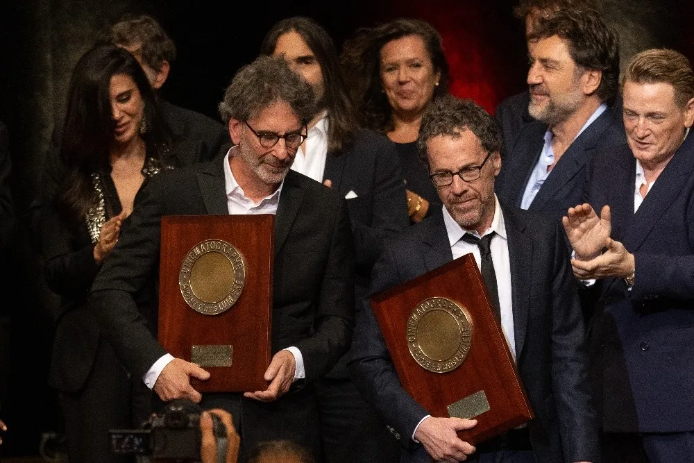 Film festivalinde ödül töreni sırasında sahnedeki sinemacılar