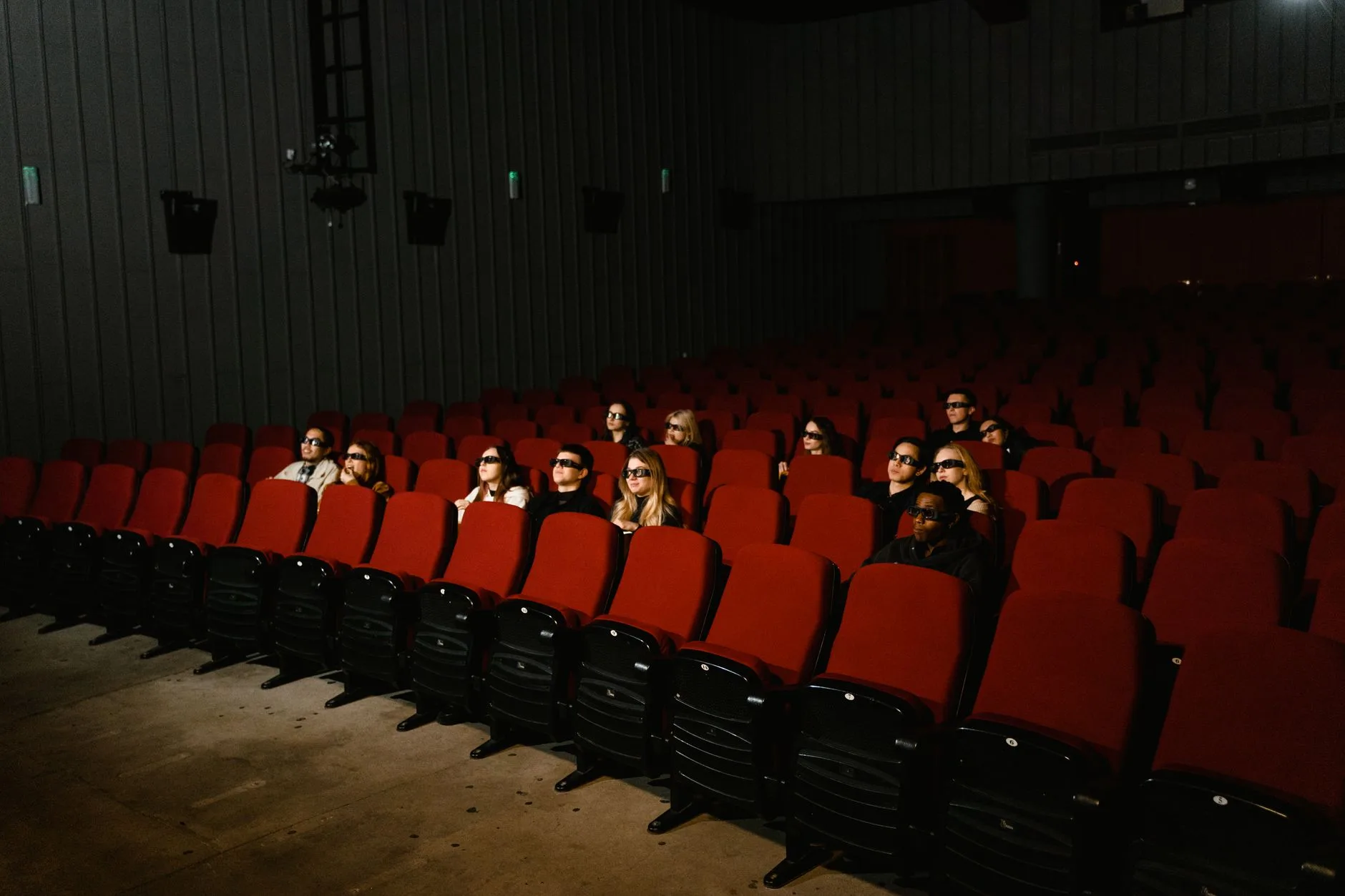 Gece düzenlenen bir film festivali etkinliğinden görüntü