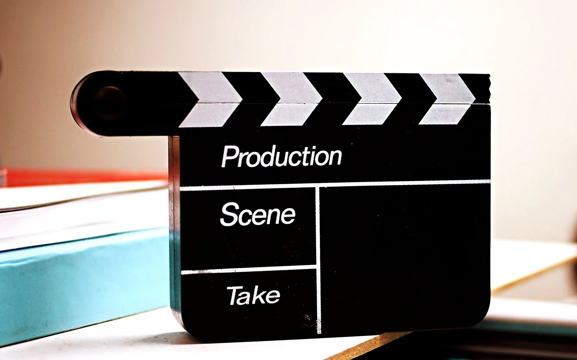 Masa üzerinde duran film senaryosu ve yazı araçları