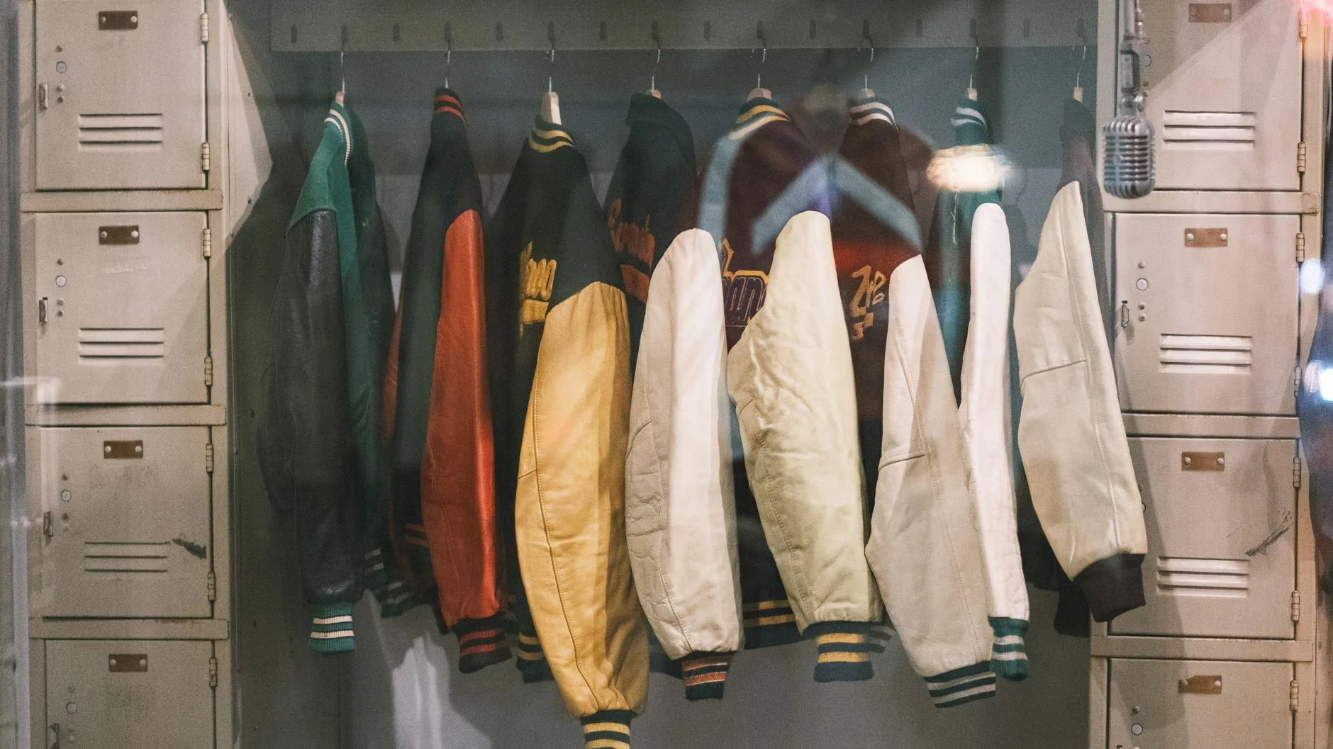 Bir müzayede evinde sergilenen moda hatıraları