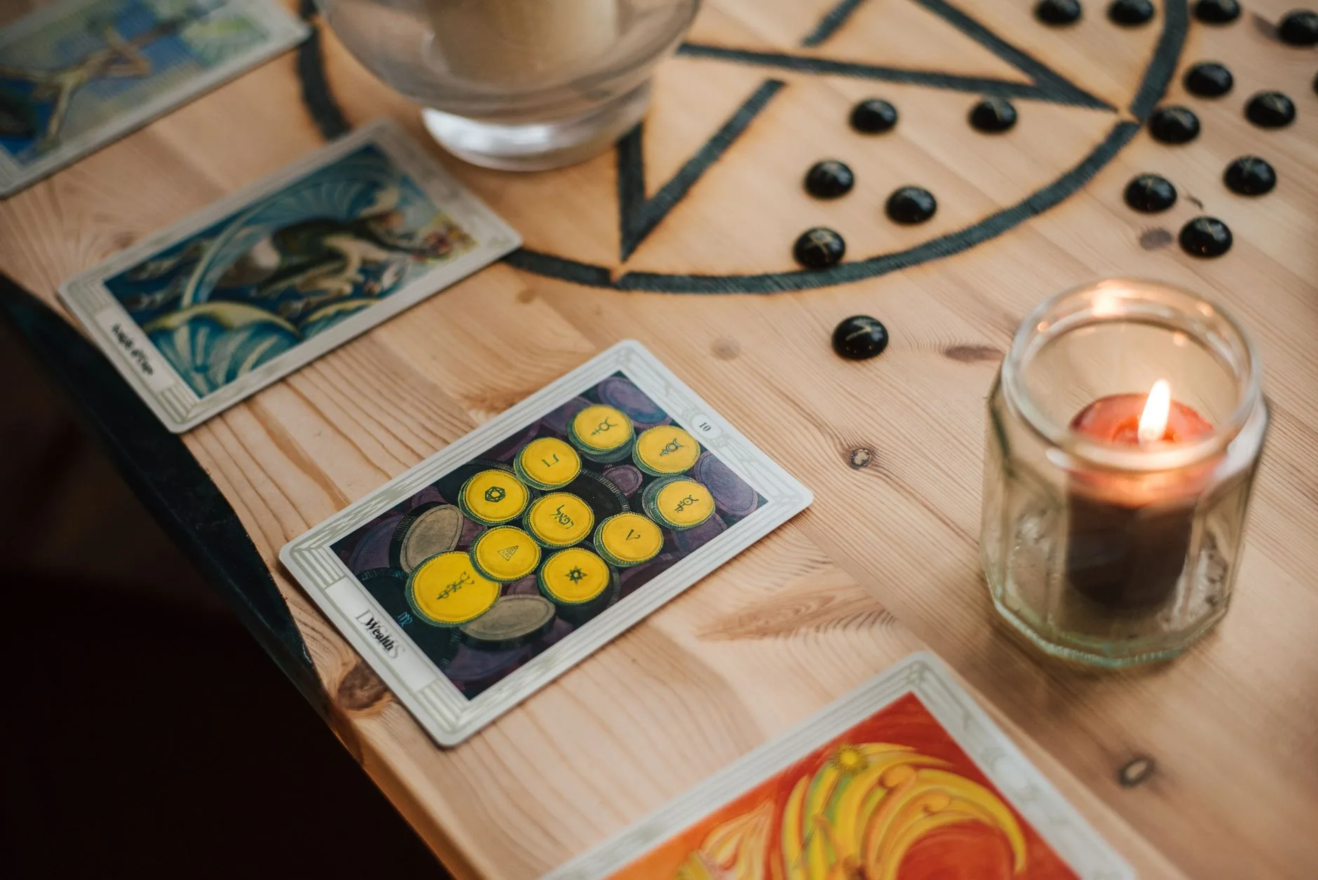 Tarot kartları ve mumlarla oluşturulmuş mistik yarışma atmosferi