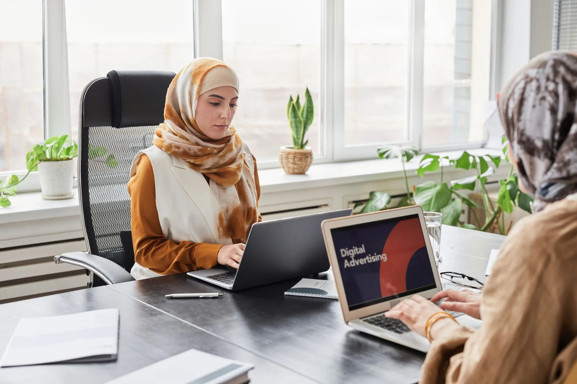 Reklam yöneticilerinin toplantı yaptığı ofis