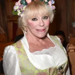 Elke Sommer'ın klasik sinema dönemini temsil eden oyuncu portresi