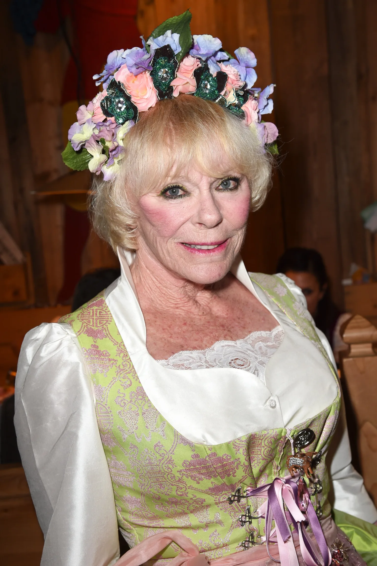 Elke Sommer'ın klasik sinema dönemini temsil eden oyuncu portresi