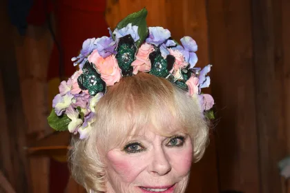 Elke Sommer'ın klasik sinema dönemini temsil eden oyuncu portresi
