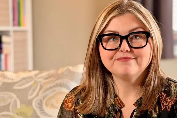 Endometriozis nedeniyle günlük yaşamında zorluk yaşayan kadın