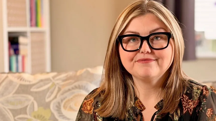 Endometriozis nedeniyle günlük yaşamında zorluk yaşayan kadın