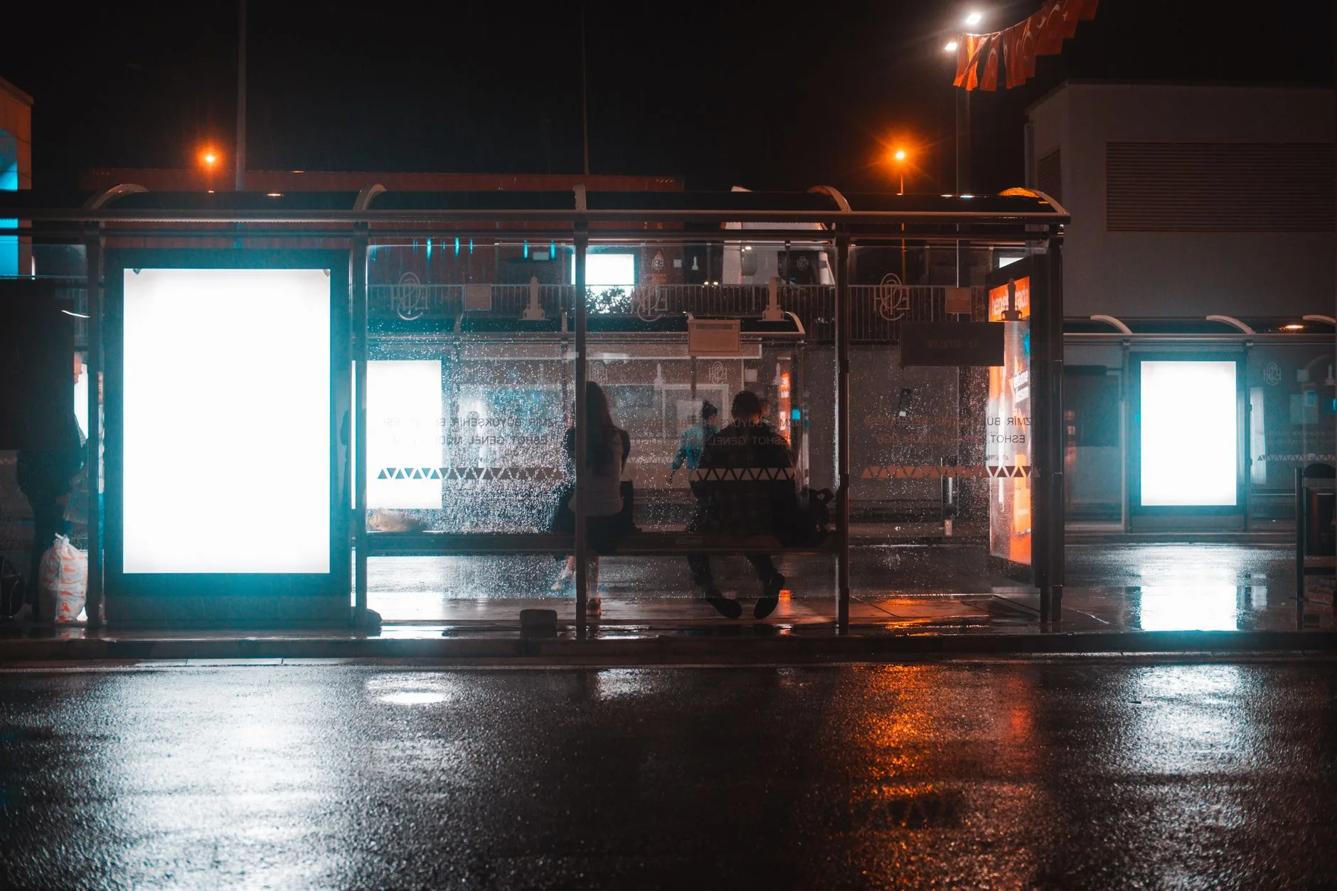 Şehir caddesinde boş bir reklam panosu