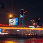 Kentte et ürünü reklamlarının yer aldığı bir reklam panosu