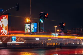 Kentte et ürünü reklamlarının yer aldığı bir reklam panosu