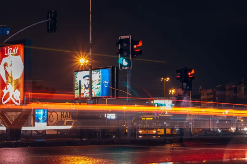 Kentte et ürünü reklamlarının yer aldığı bir reklam panosu