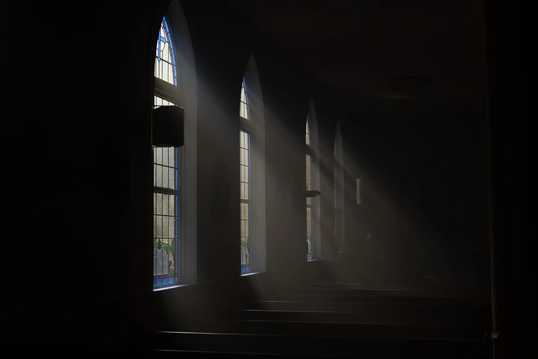 Dramatik ışıklarla görüntülenen boş kilise içi