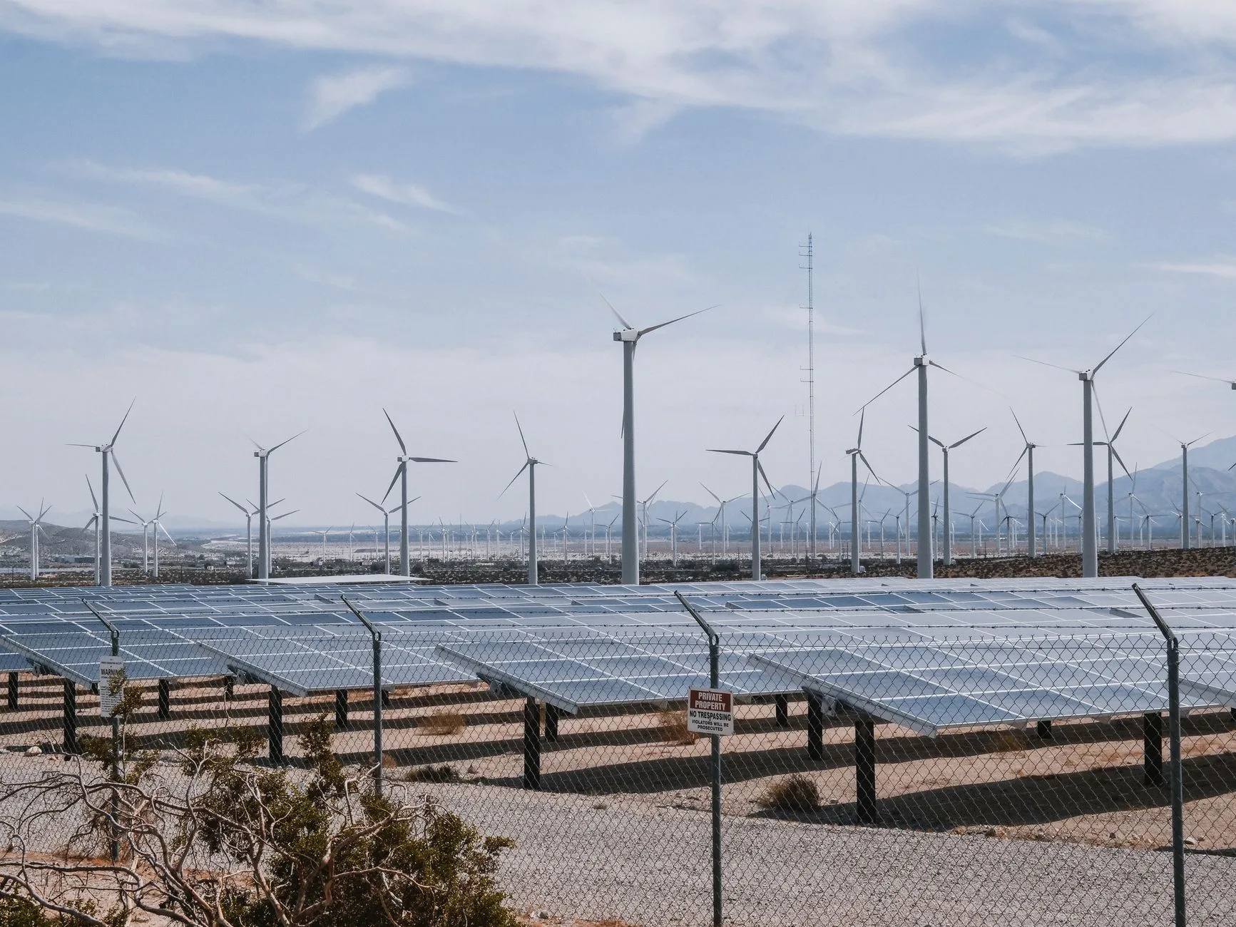 Güneş panelleri ve rüzgâr türbinlerinin bulunduğu yenilenebilir enerji alanı